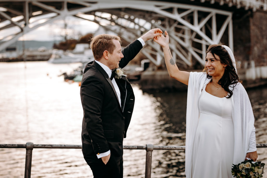 Brudepar som danser i Oslo.