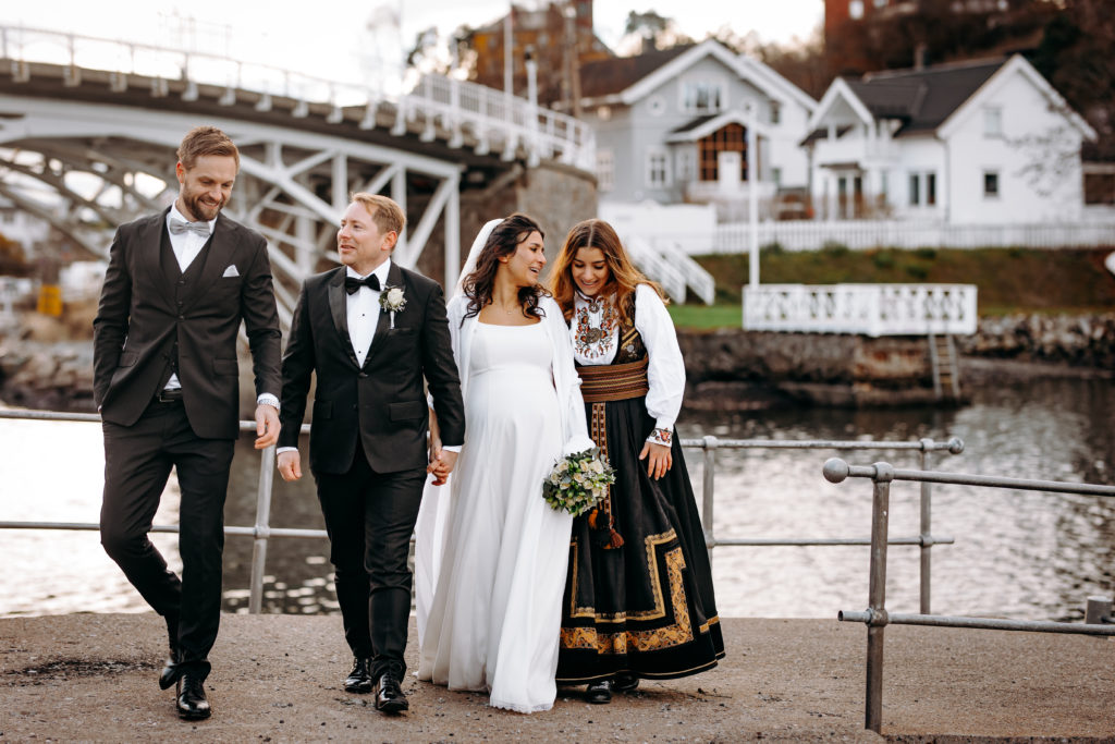 Brudepar med forlovere ute i Oslo.